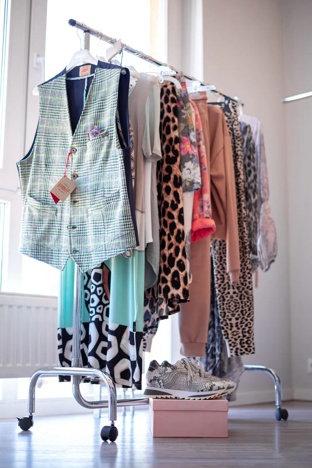 Kleiderständer mit Damenmode in der Boutique von Salon P