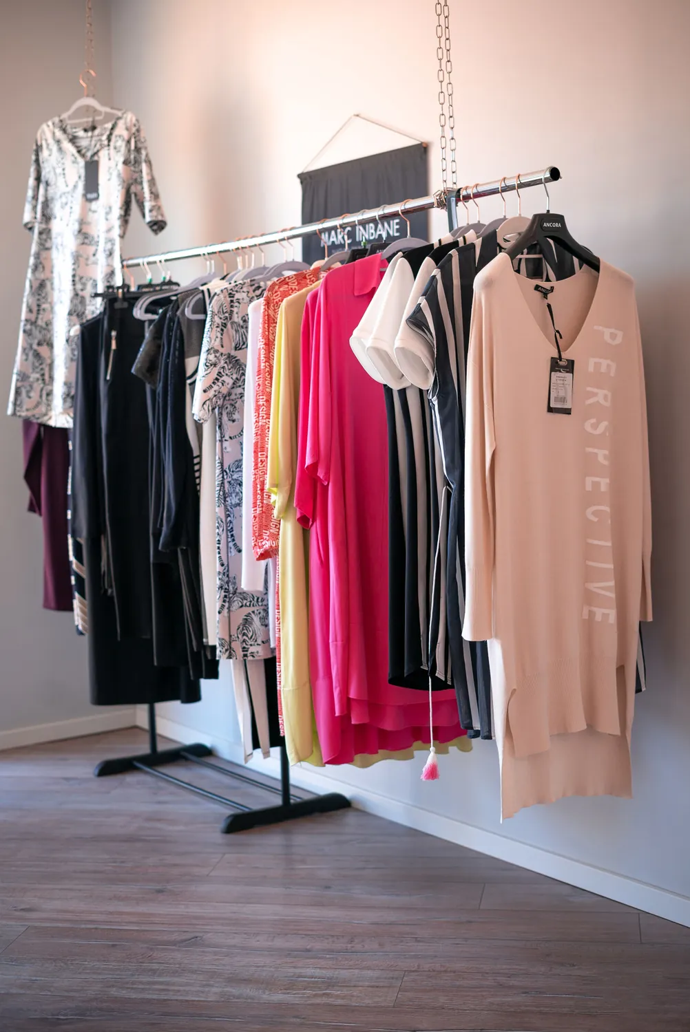 Damenmode auf dem Kleiderständer in der Boutique von Salon P