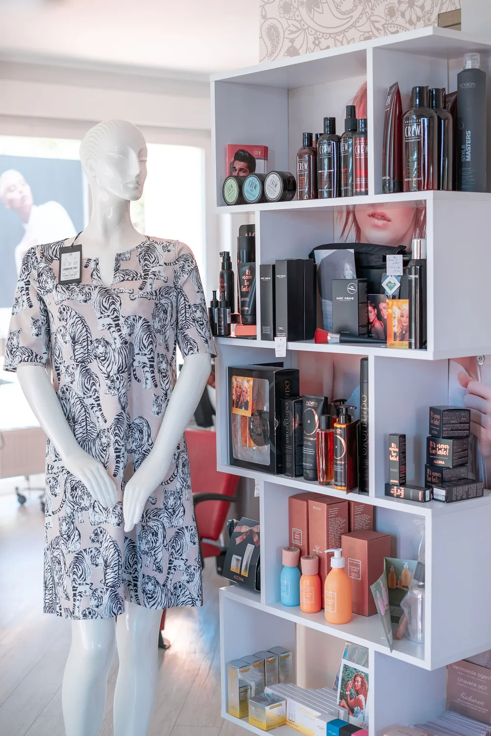 Verkaufsregal mit Haarkosmetik und Damenmode