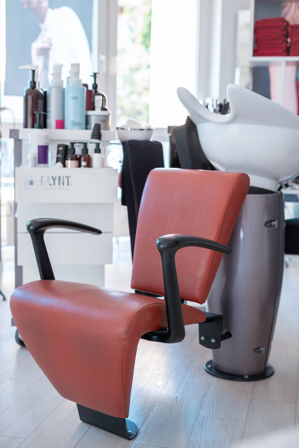Waschplatz mit Pflegeprodukten im Friseursalon Wendisch Rietz